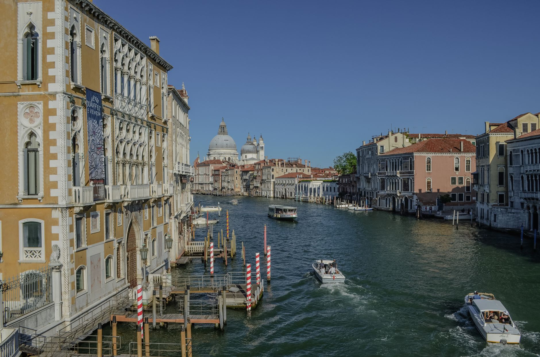 Vista de la isla de la Giudecca en Venecia desde el agua
