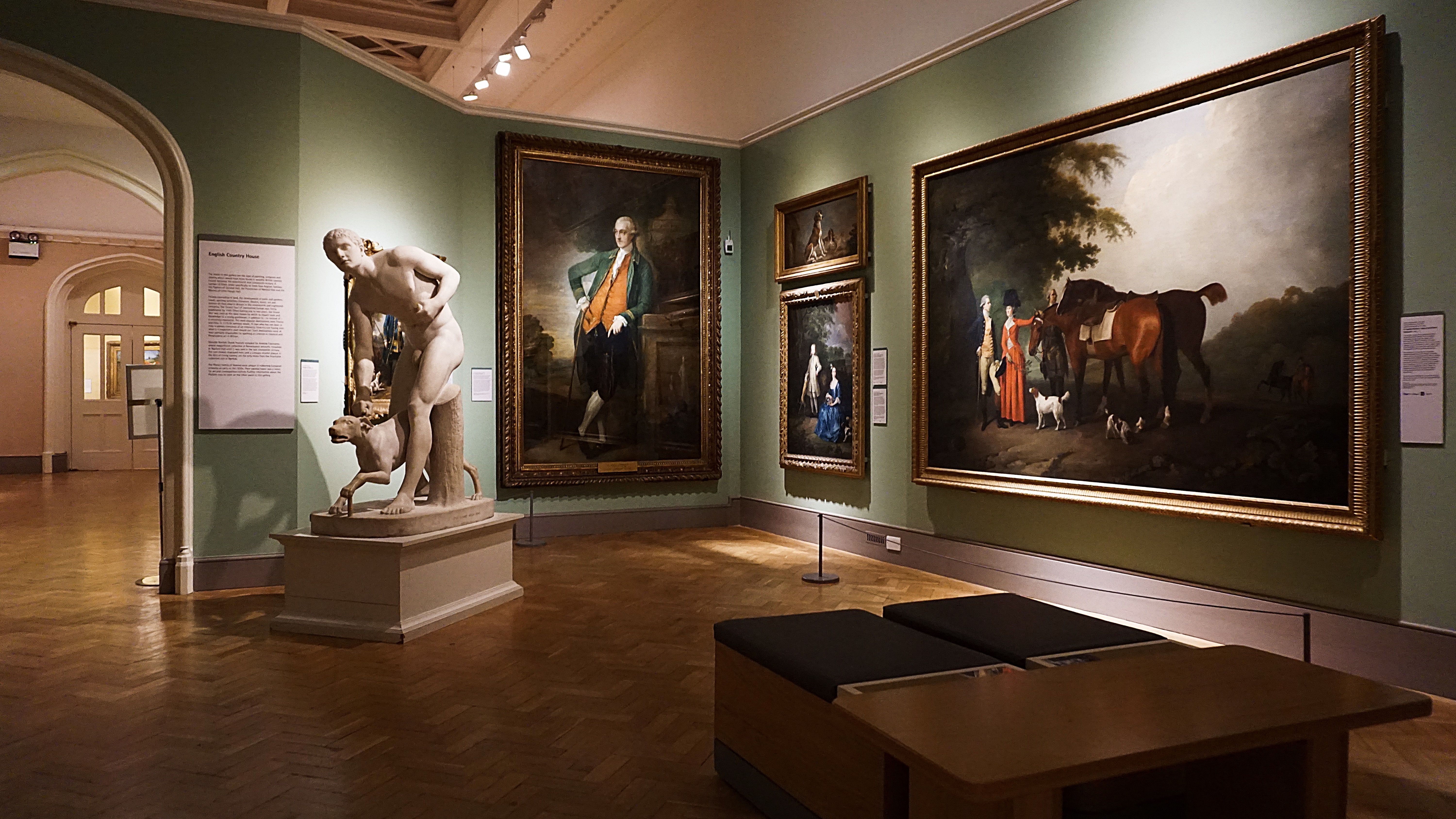 Sala de un museo de arte con cuadros clásicos