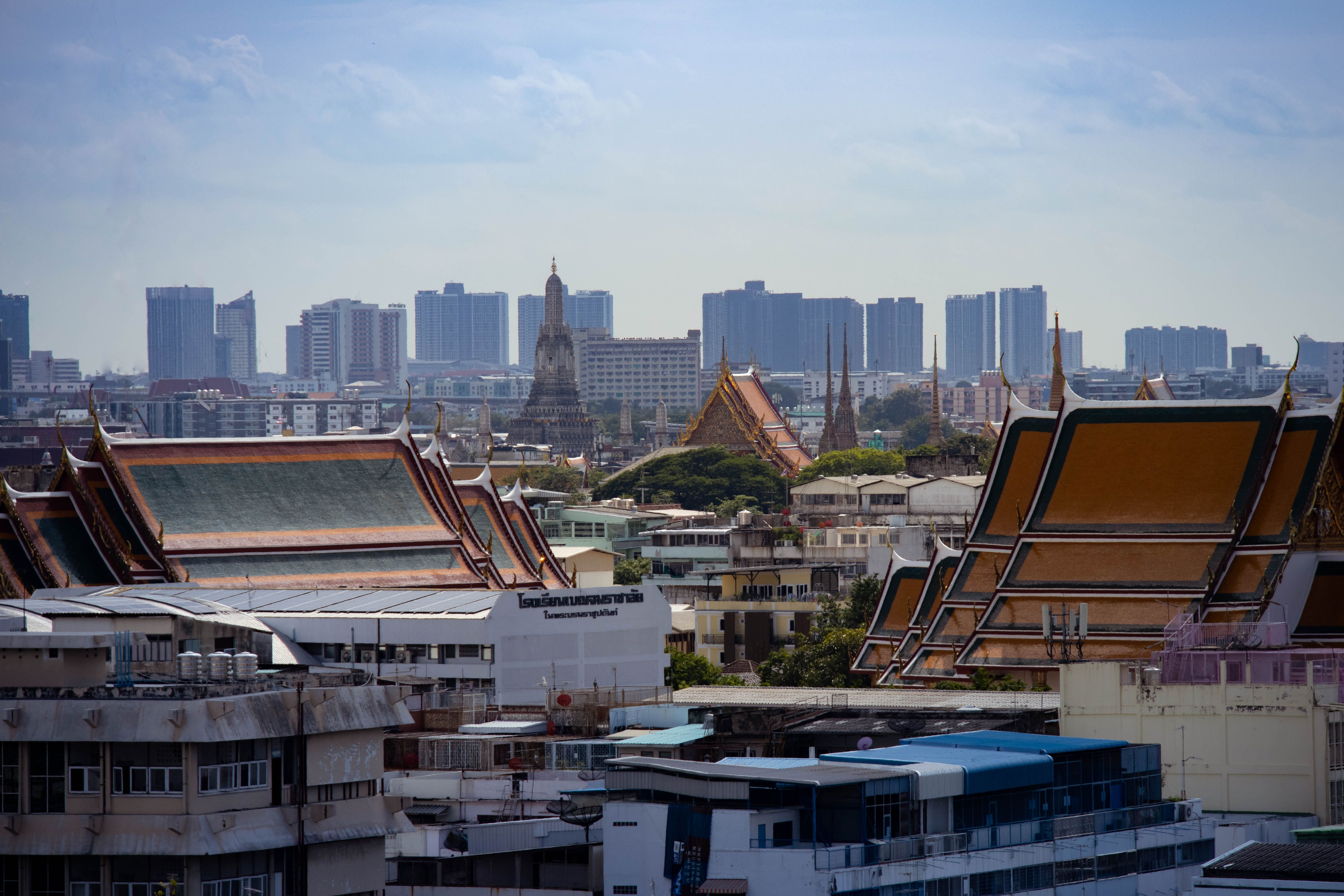 Skyline de Bangkok con arquitectura tailandesa tradicional entre edificios modernos