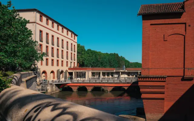 Fachadas de ladrillo rosa en el centro histórico de Toulouse