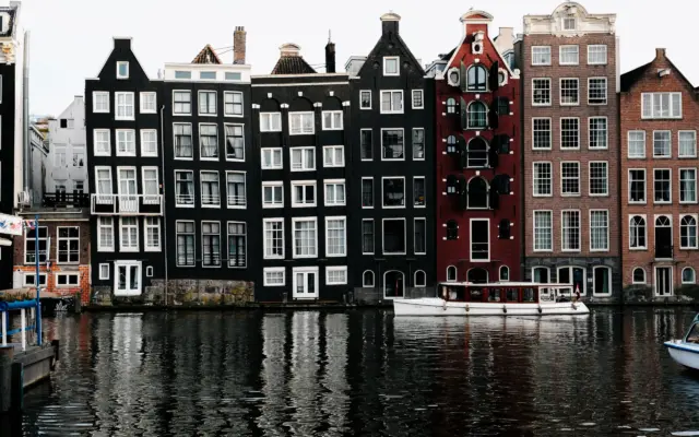 Casas de canal en Amsterdam reflejadas en el agua