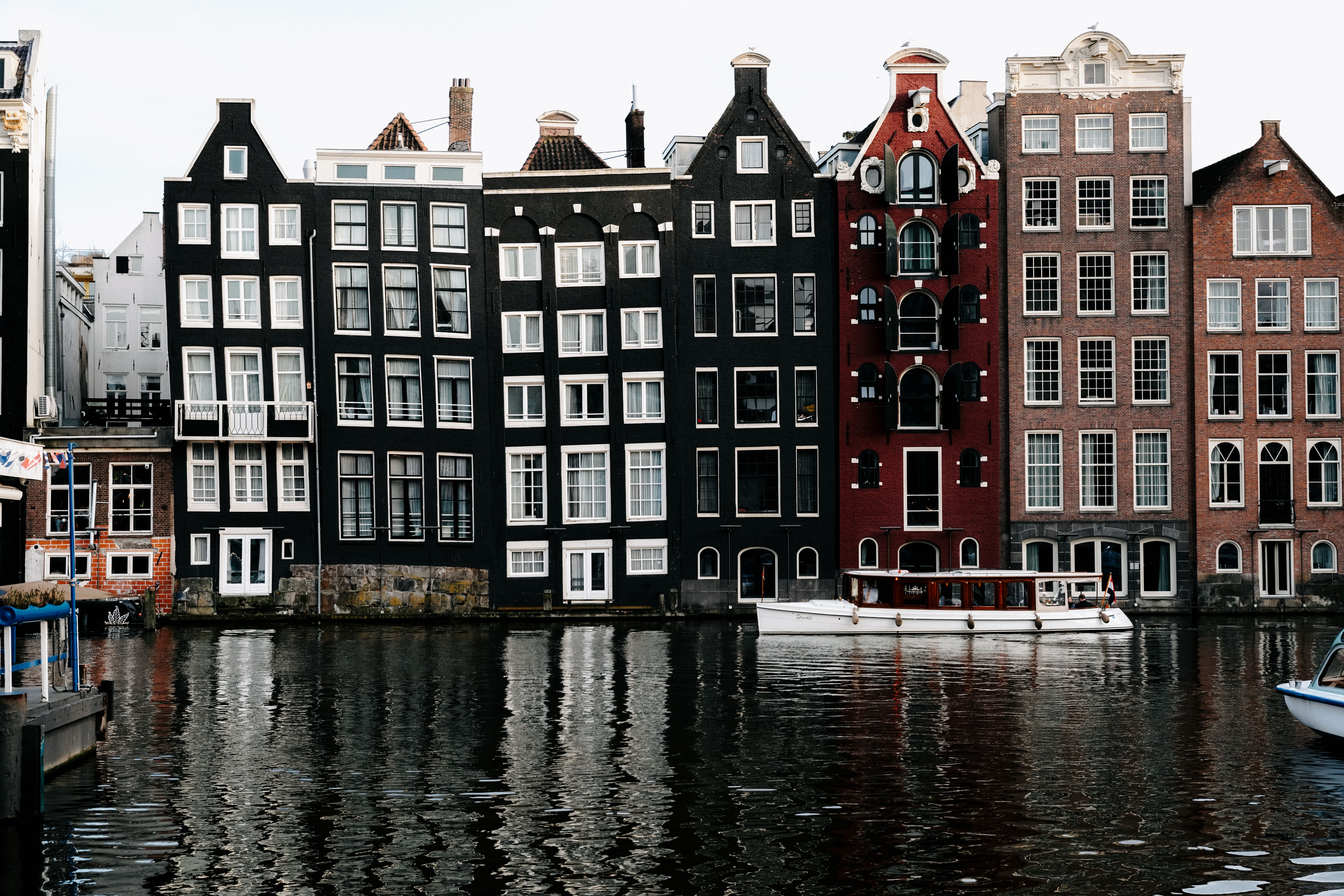 Casas de canal en Amsterdam reflejadas en el agua