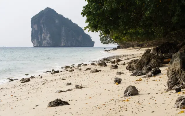 Playa de Krabi con acantilados de piedra caliza y agua turquesa