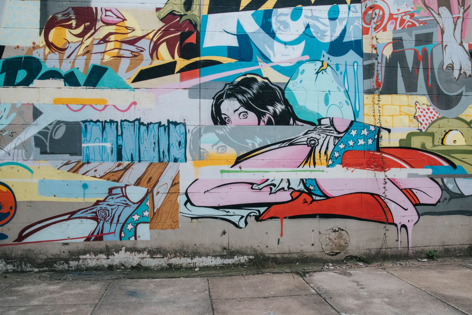 Mural de estilo cómic pintado en la fachada de un edificio