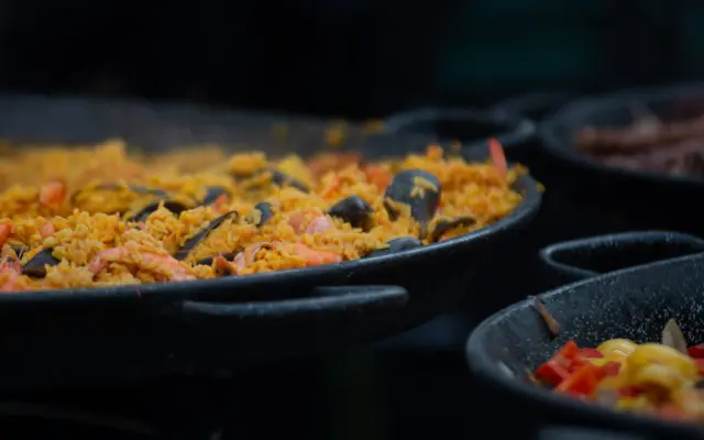 Paella valenciana tradicional recién hecha