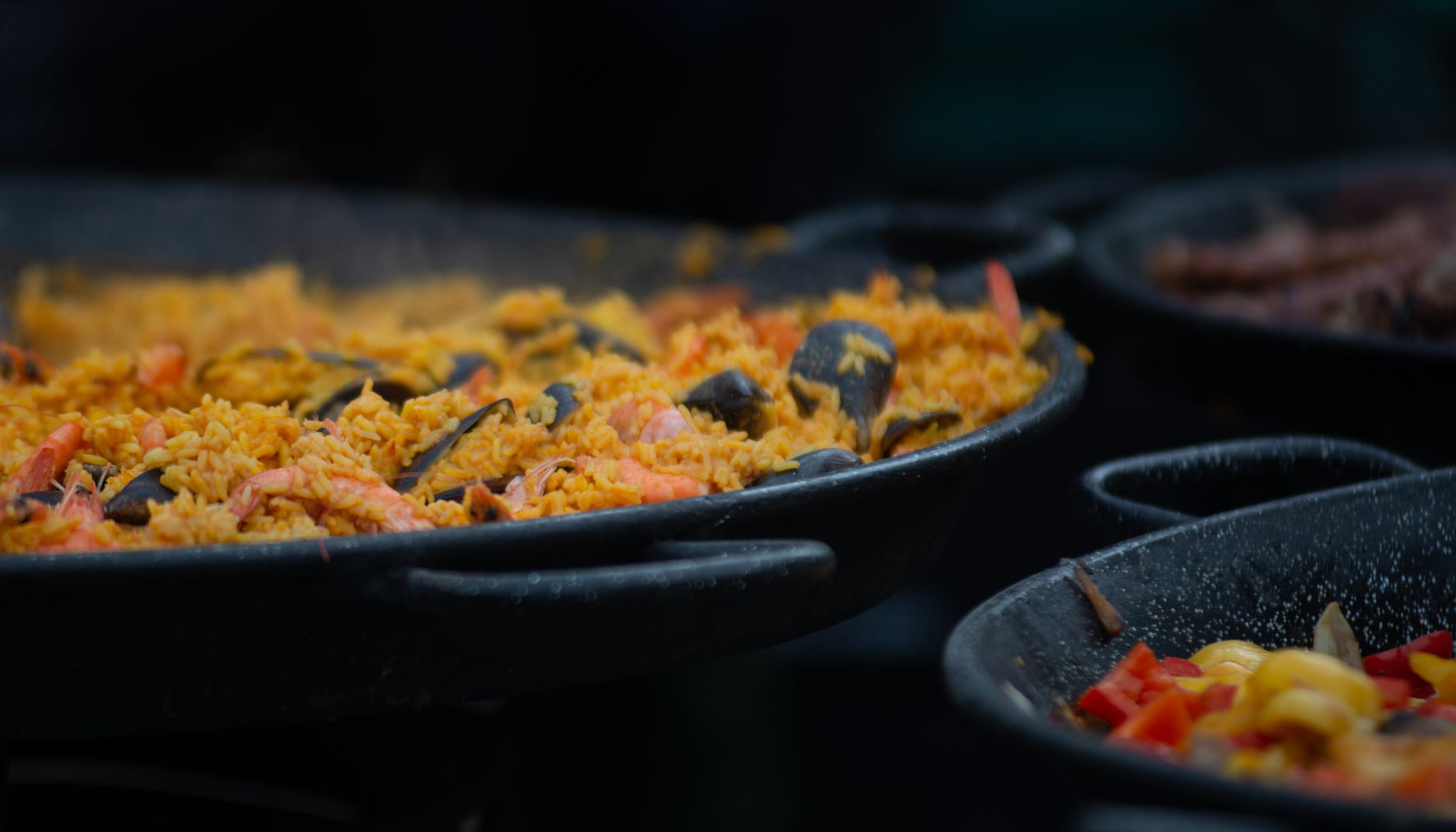 Paella valenciana tradicional recién hecha