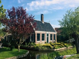 Canal con puente de madera en el pueblo de Edam, Holanda