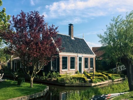 Home Elementor 1 Canal con puente de madera en el pueblo de Edam, Holanda