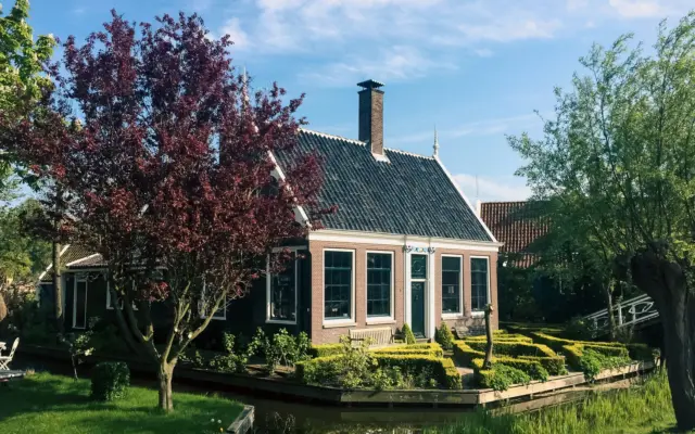 Canal con puente de madera en el pueblo de Edam, Holanda