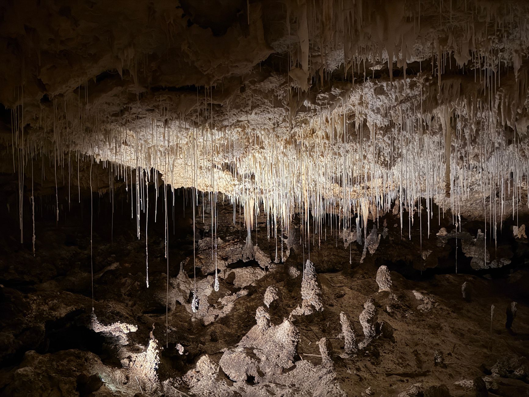 Formaciones rocosas y estalagmitas en el interior de una cueva