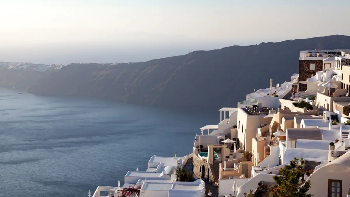 Arquitectura encalada y vistas al mar desde Imerovigli, Santorini, al atardecer