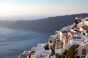 Arquitectura encalada y vistas al mar desde Imerovigli, Santorini, al atardecer