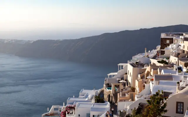 Arquitectura encalada y vistas al mar desde Imerovigli, Santorini, al atardecer
