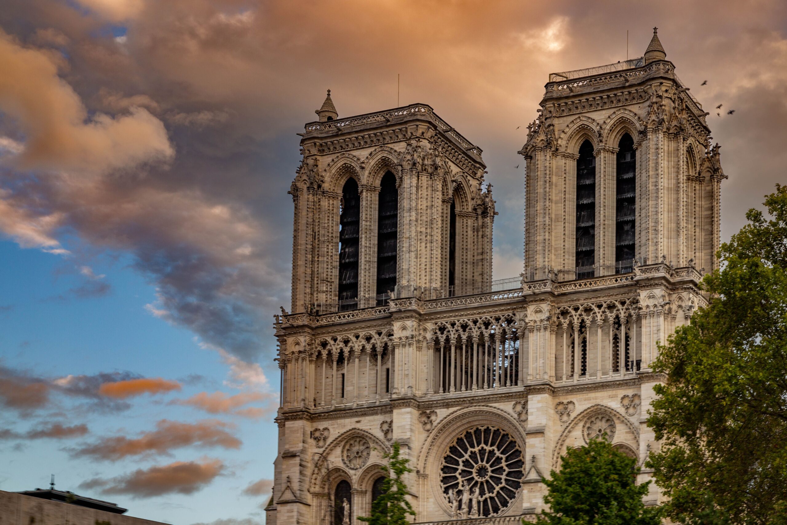 Notre Dame de Paris: historia, incendio y reapertura en 2026 2 Vista interior de las vidrieras y bovedas goticas de Notre Dame