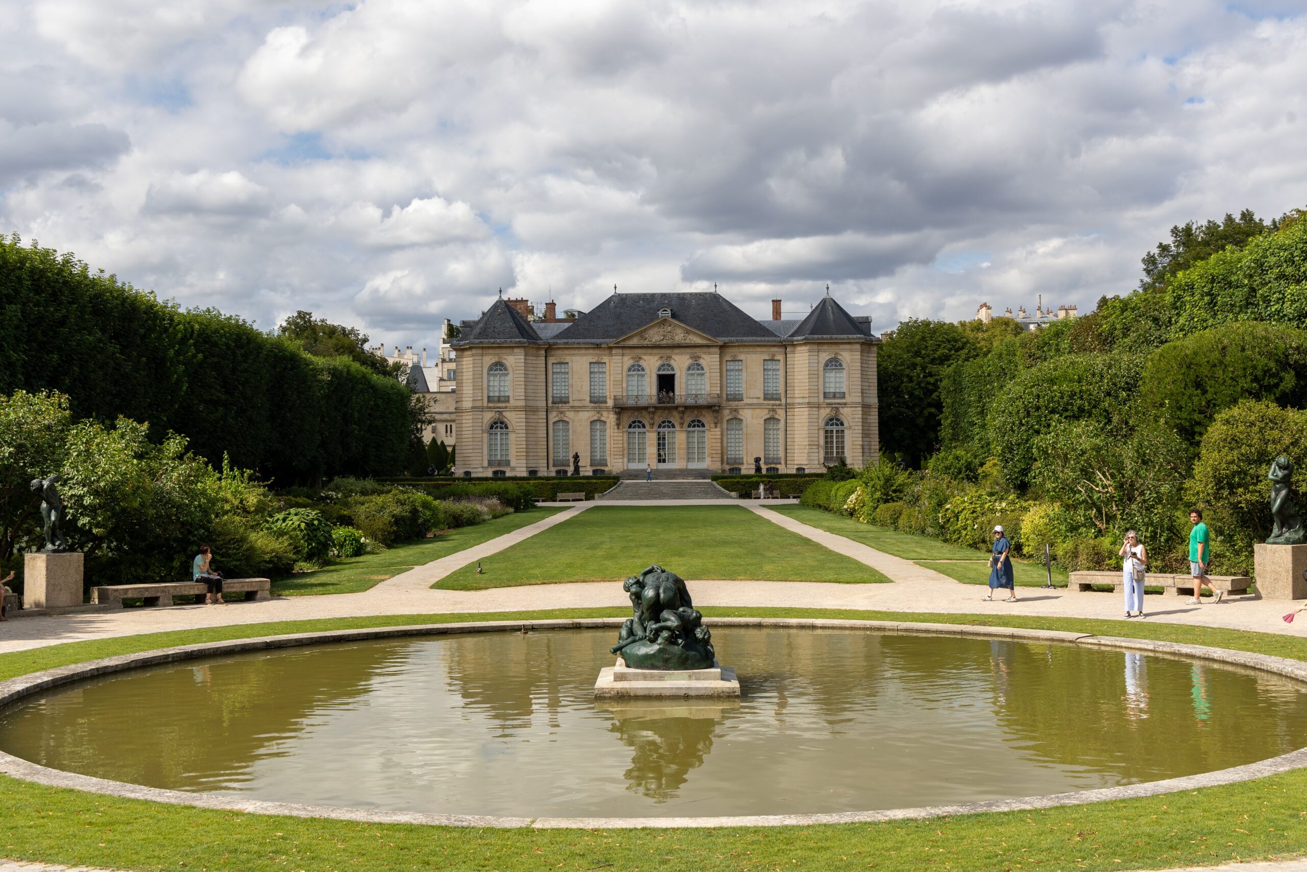 Jardines del Museo Rodin en París con esculturas entre la vegetación