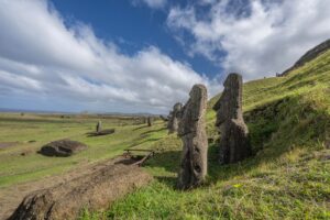 Moais de piedra en la Isla de Pascua Rapa Nui al atardecer