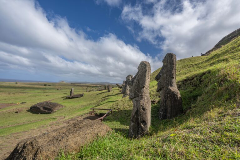 Moais de piedra en la Isla de Pascua Rapa Nui al atardecer