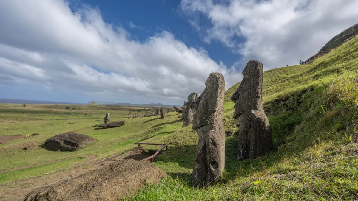 Moais de piedra en la Isla de Pascua Rapa Nui al atardecer