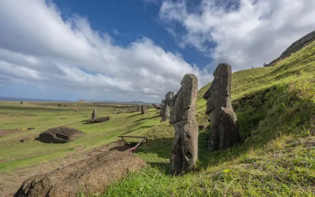 Moais de piedra en la Isla de Pascua Rapa Nui al atardecer
