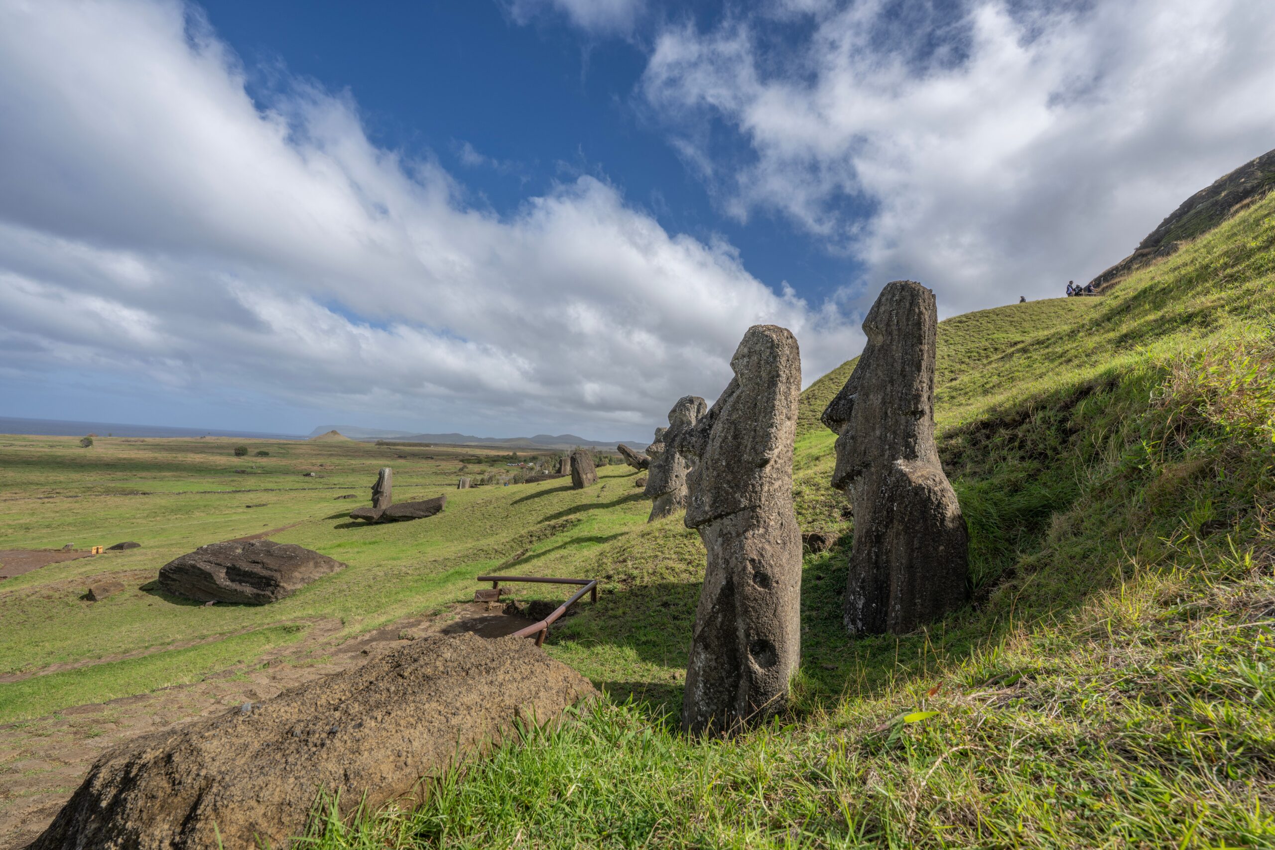 Isla de Pascua (Rapa Nui): guía 2026 y cómo llegar 1 Moais de piedra en la Isla de Pascua Rapa Nui al atardecer