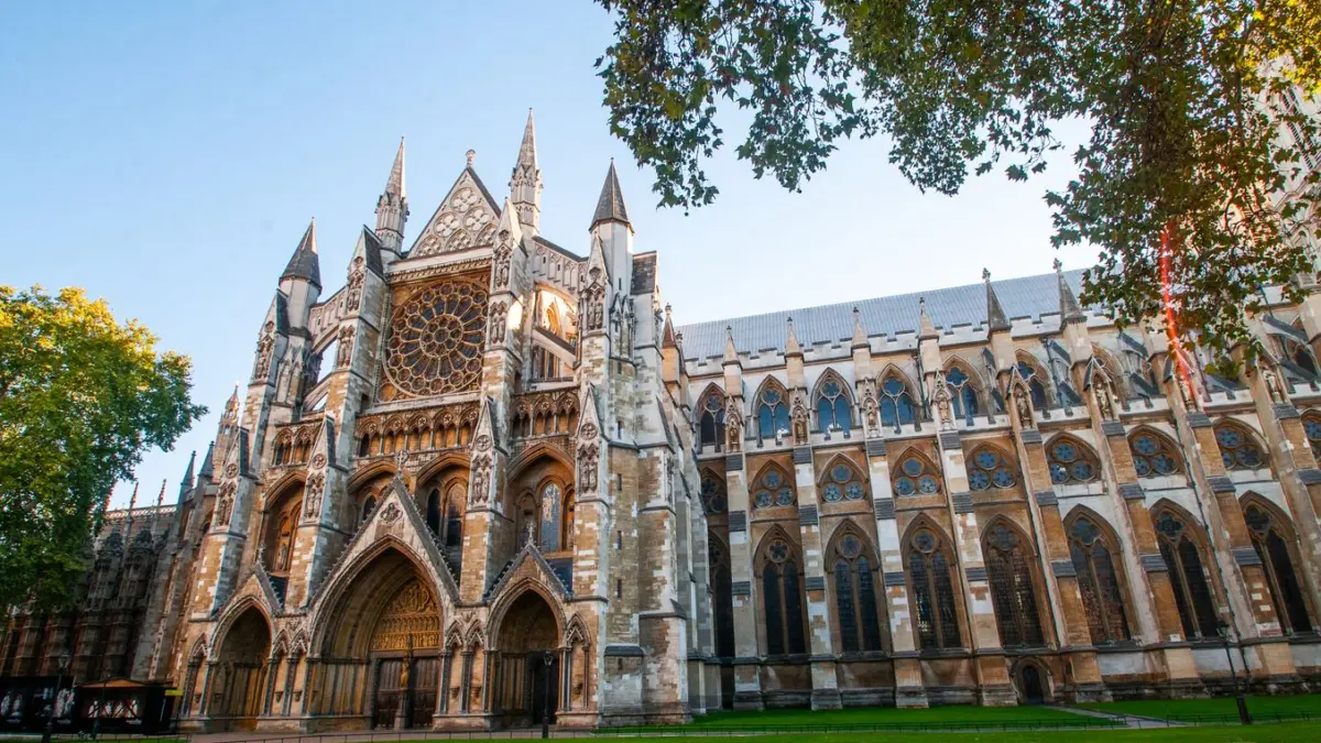 Fachada gotica de la Abadia de Westminster en Londres bajo un dia soleado