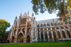 Fachada gotica de la Abadia de Westminster en Londres bajo un dia soleado