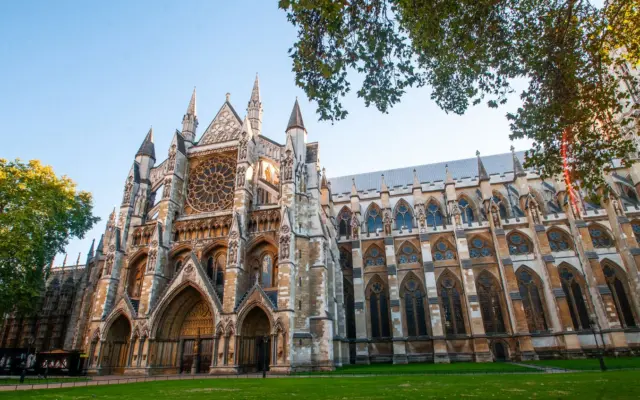 Fachada gotica de la Abadia de Westminster en Londres bajo un dia soleado