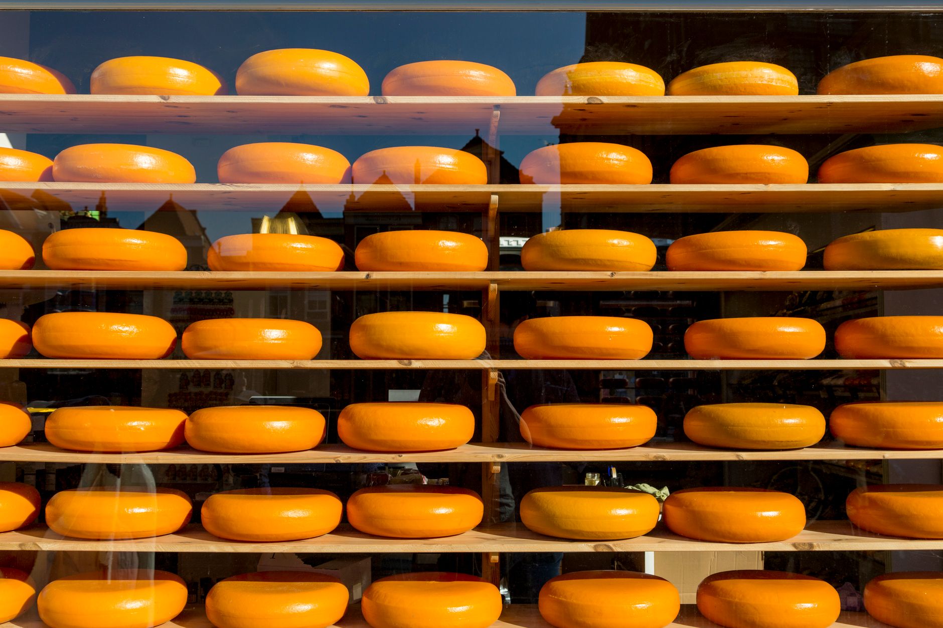 Ruedas de queso holandés apiladas en un mercado