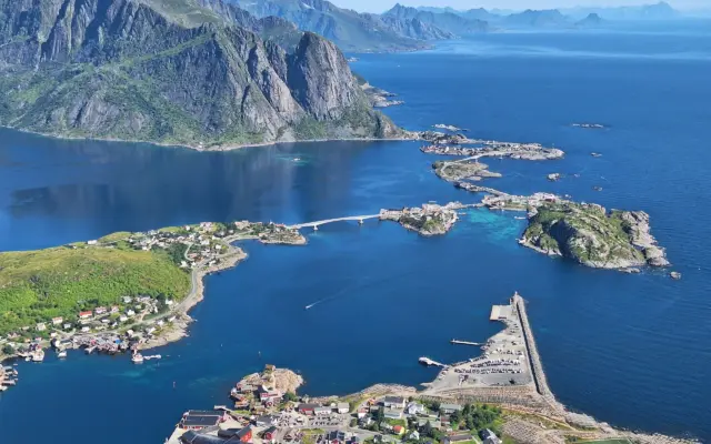 Vista aérea de un pueblo costero y fiordo en las Islas Lofoten, Noruega