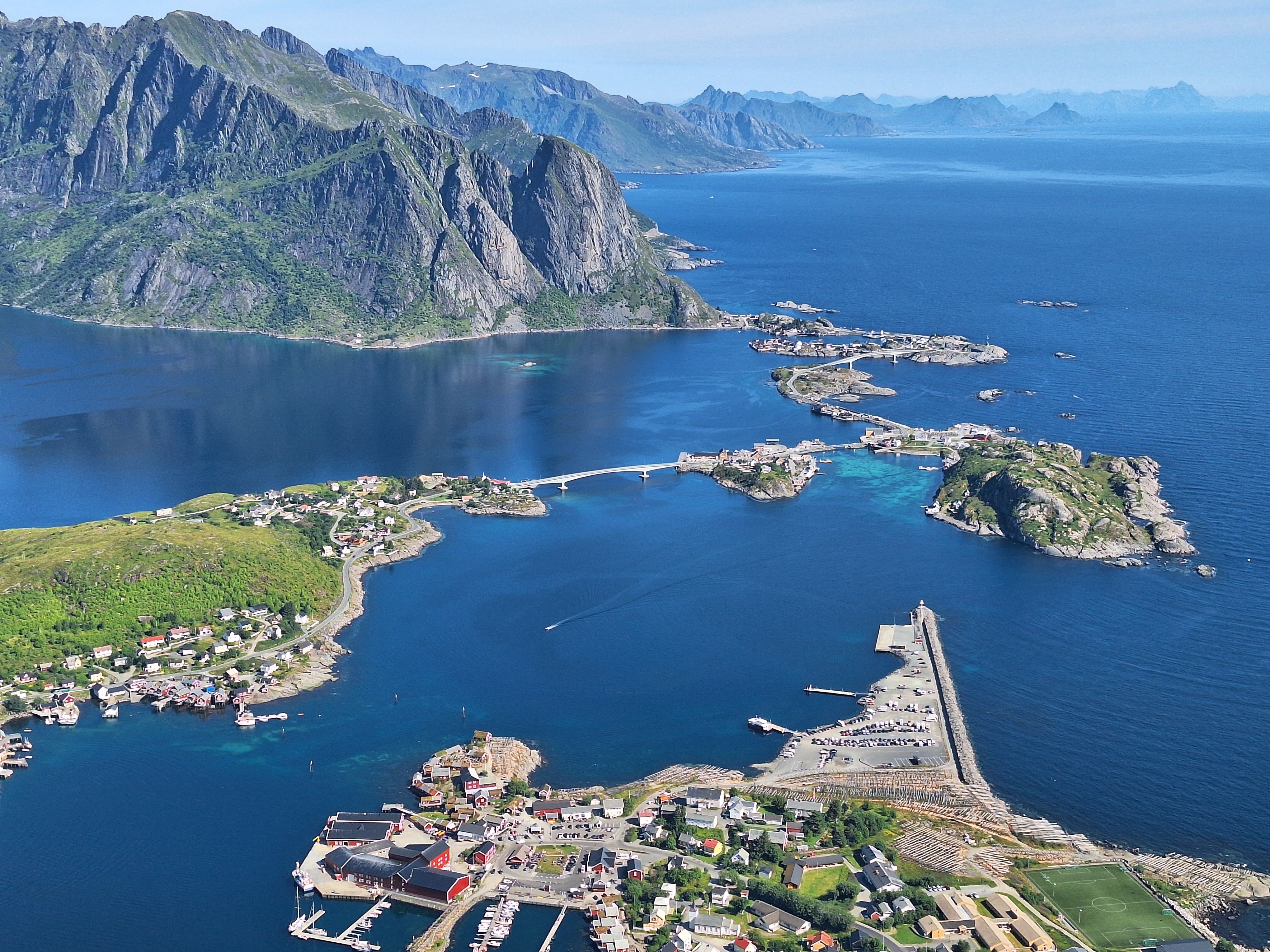 Vista aérea de un pueblo costero y fiordo en las Islas Lofoten, Noruega