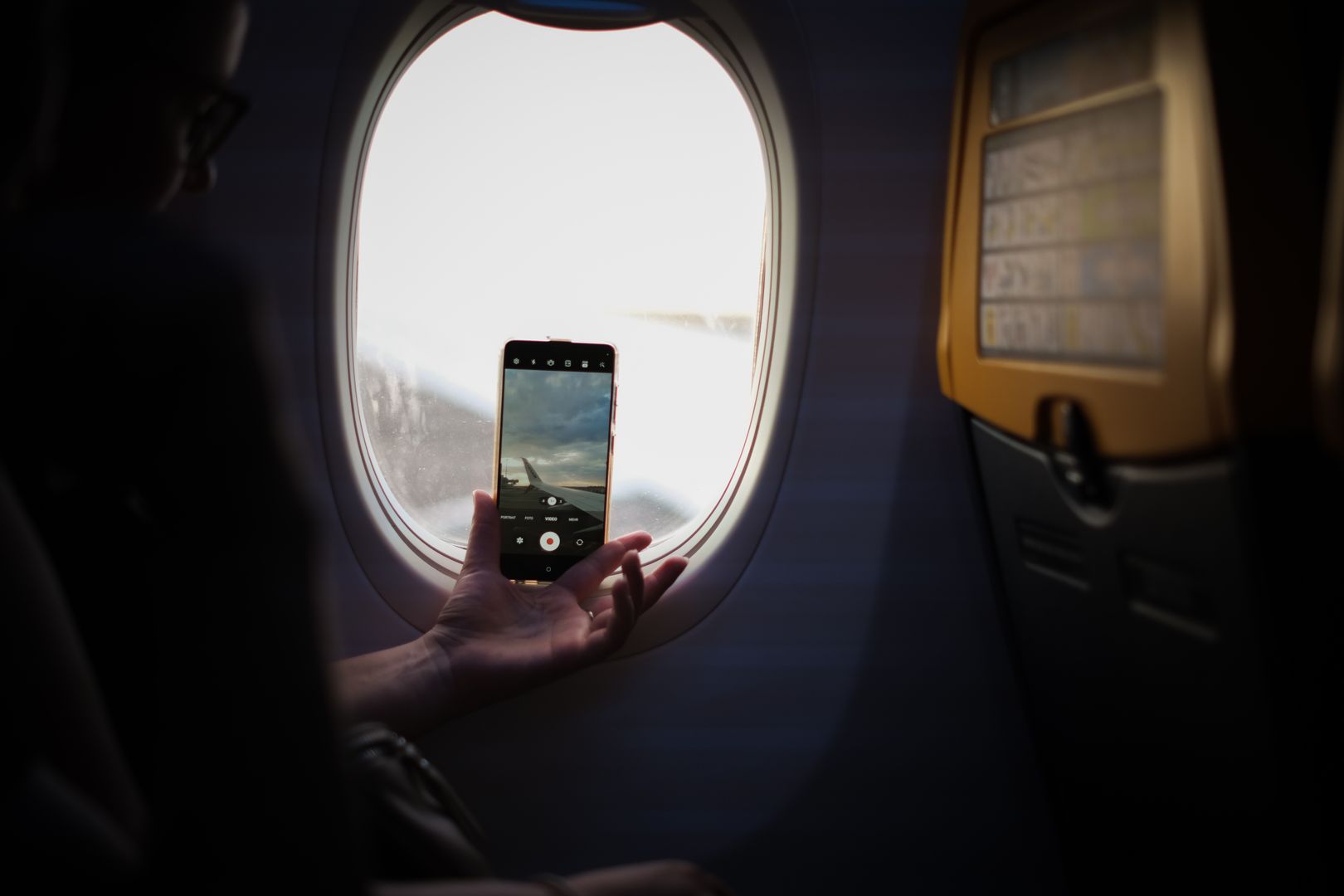 Ventanilla de un avión con vistas al cielo durante el vuelo