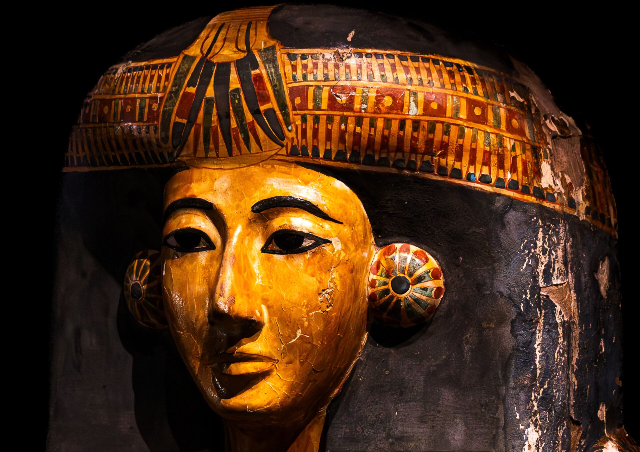 Museo Egipcio de Barcelona: guía para visitar la colección Clos 1 Máscara de sarcófago egipcio con colores vibrantes en un museo