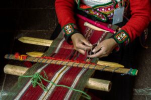 Home Elementor 16 Tejido tradicional andino elaborado a mano en Cusco, Perú, con la misma tradición textil de la cultura Paracas