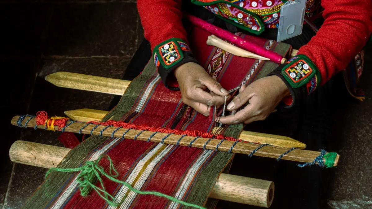 Tejido tradicional andino elaborado a mano en Cusco, Perú, con la misma tradición textil de la cultura Paracas