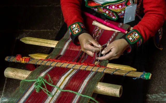 Tejido tradicional andino elaborado a mano en Cusco, Perú, con la misma tradición textil de la cultura Paracas