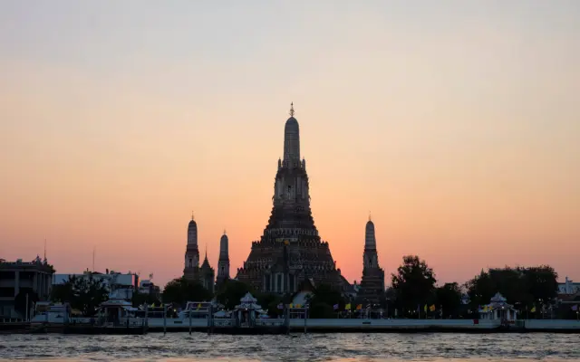 Atardecer con el templo Wat Arun de Bangkok en silueta