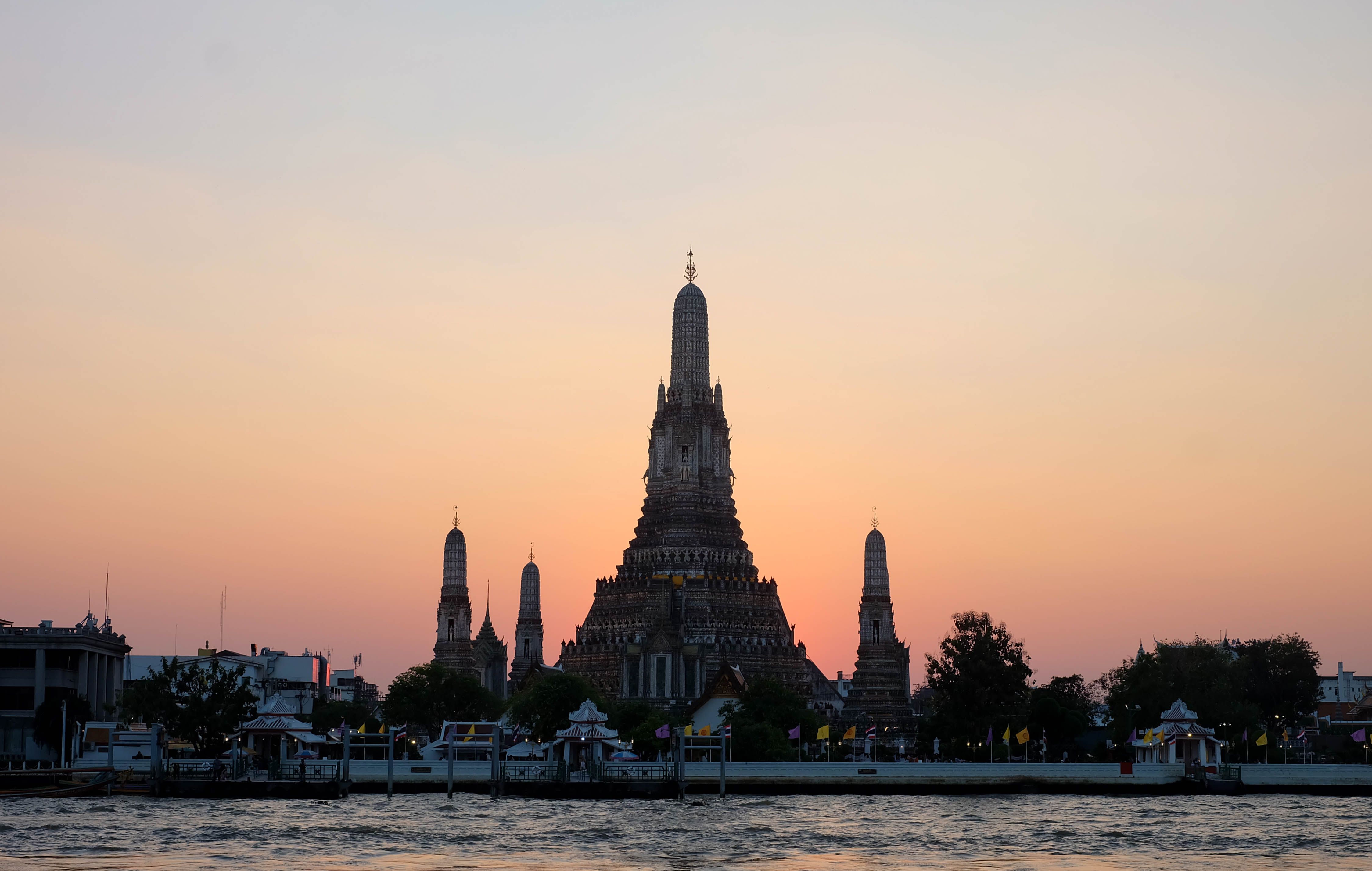 Atardecer con el templo Wat Arun de Bangkok en silueta