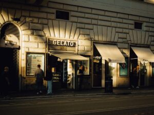 Fachada de una heladeria historica en el centro de Roma al atardecer