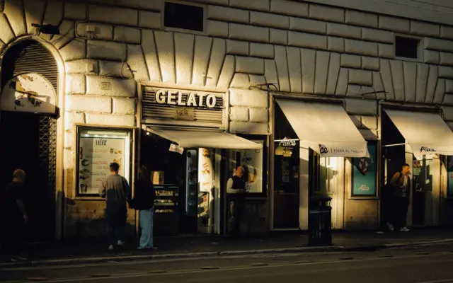 Fachada de una heladeria historica en el centro de Roma al atardecer