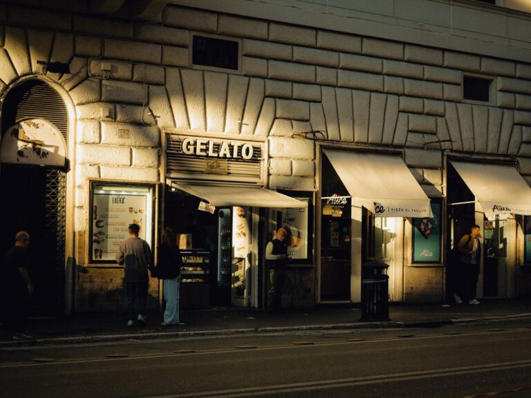 Home Elementor 7 Fachada de una heladeria historica en el centro de Roma al atardecer