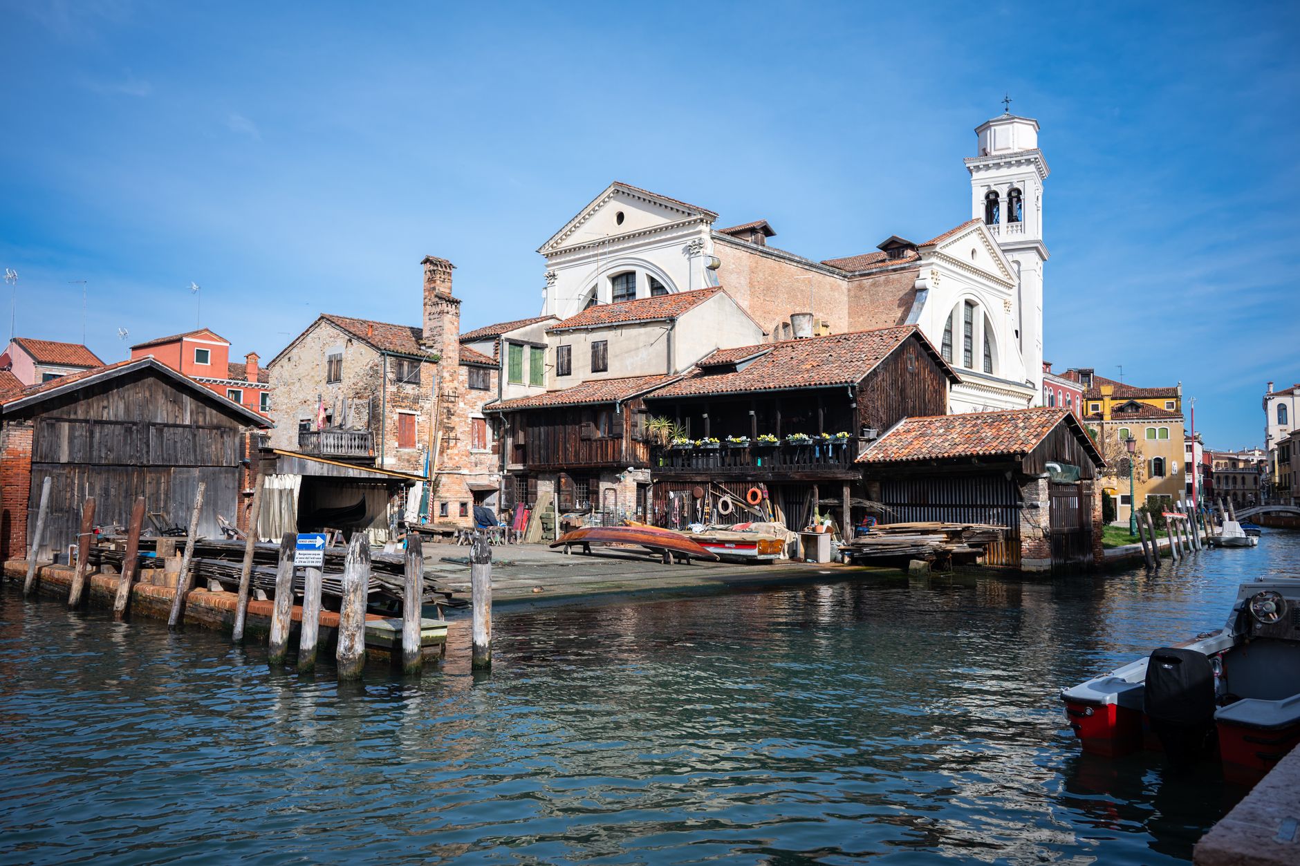 Canal tranquilo de Venecia en un barrio residencial
