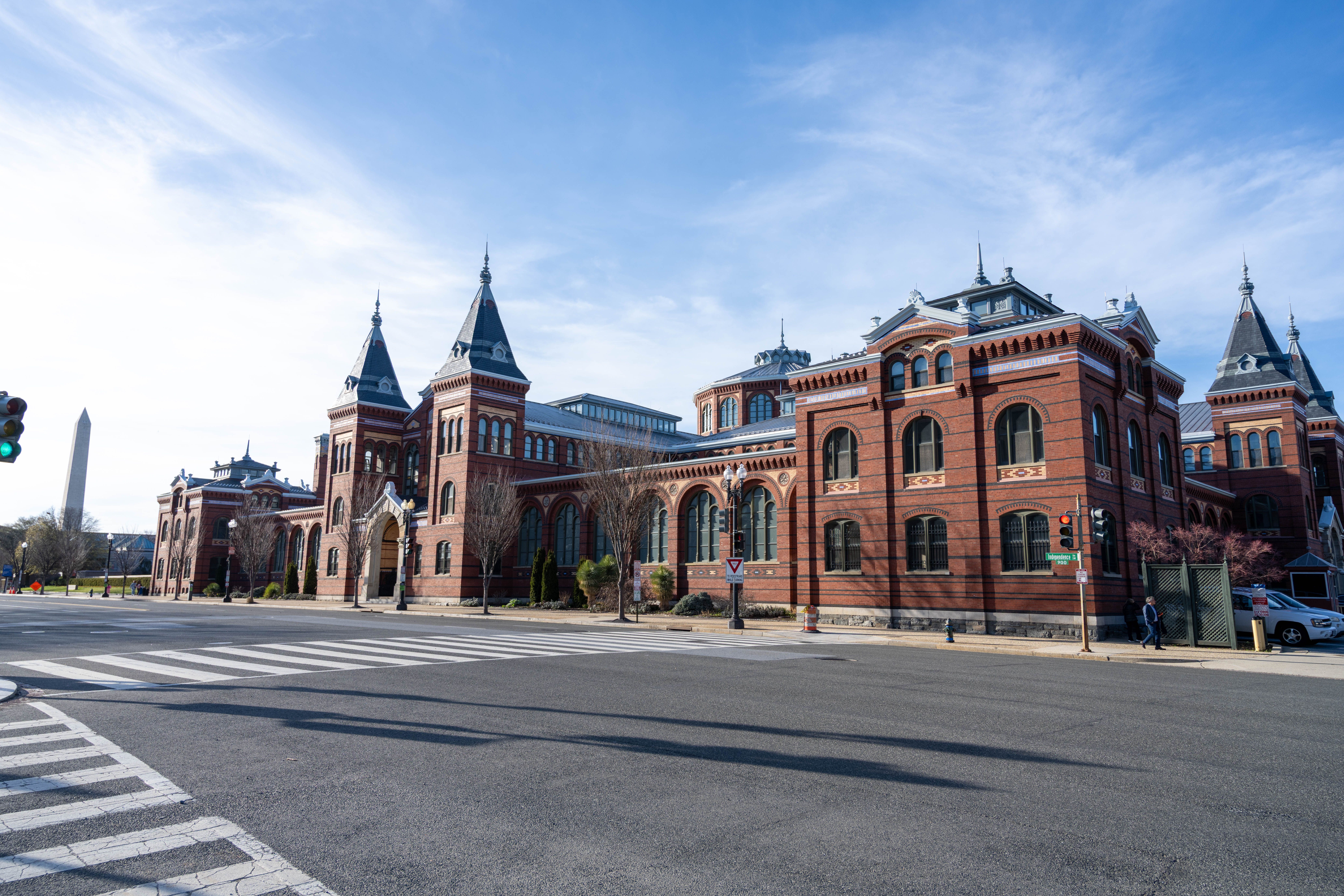 Castillo Smithsonian con el Monumento a Washington al fondo