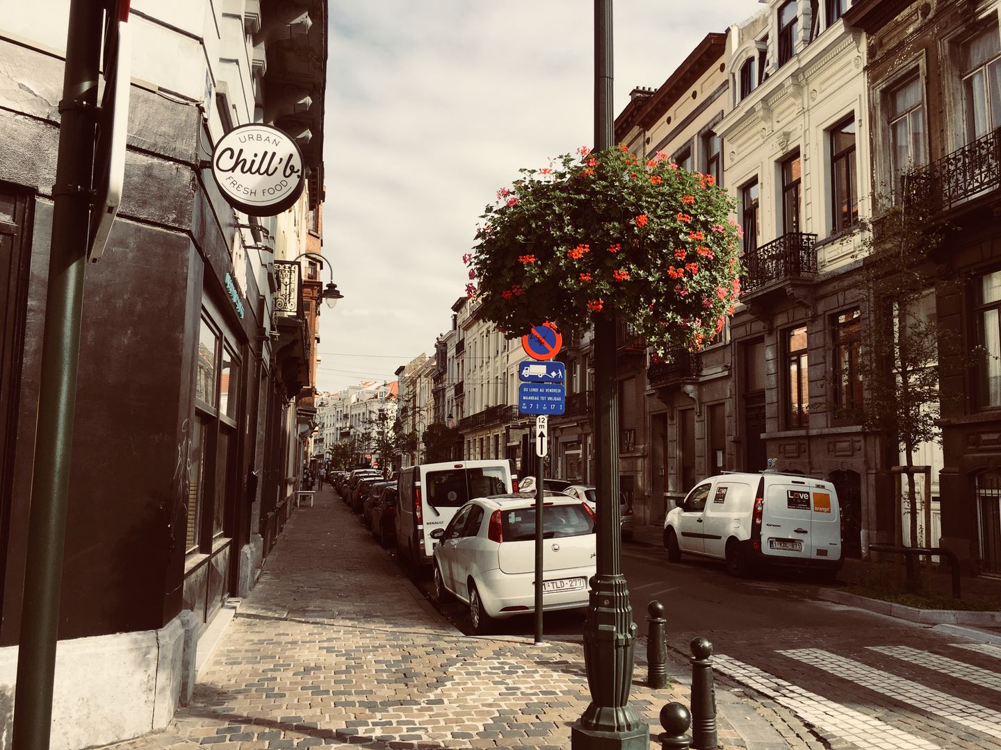 Calle empedrada con edificios históricos en Bruselas
