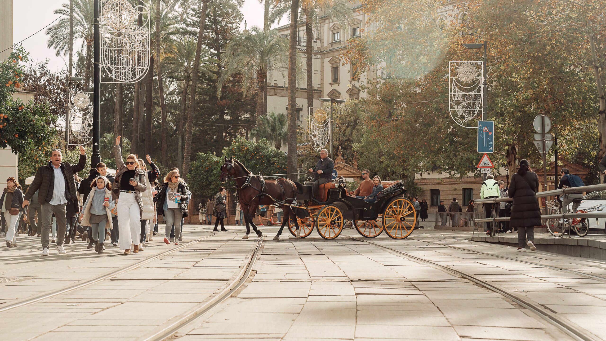 Feria de Abril de Sevilla: historia, fechas y cómo vivirla 2 Paseo en coche de caballos durante la Feria de Abril en Sevilla