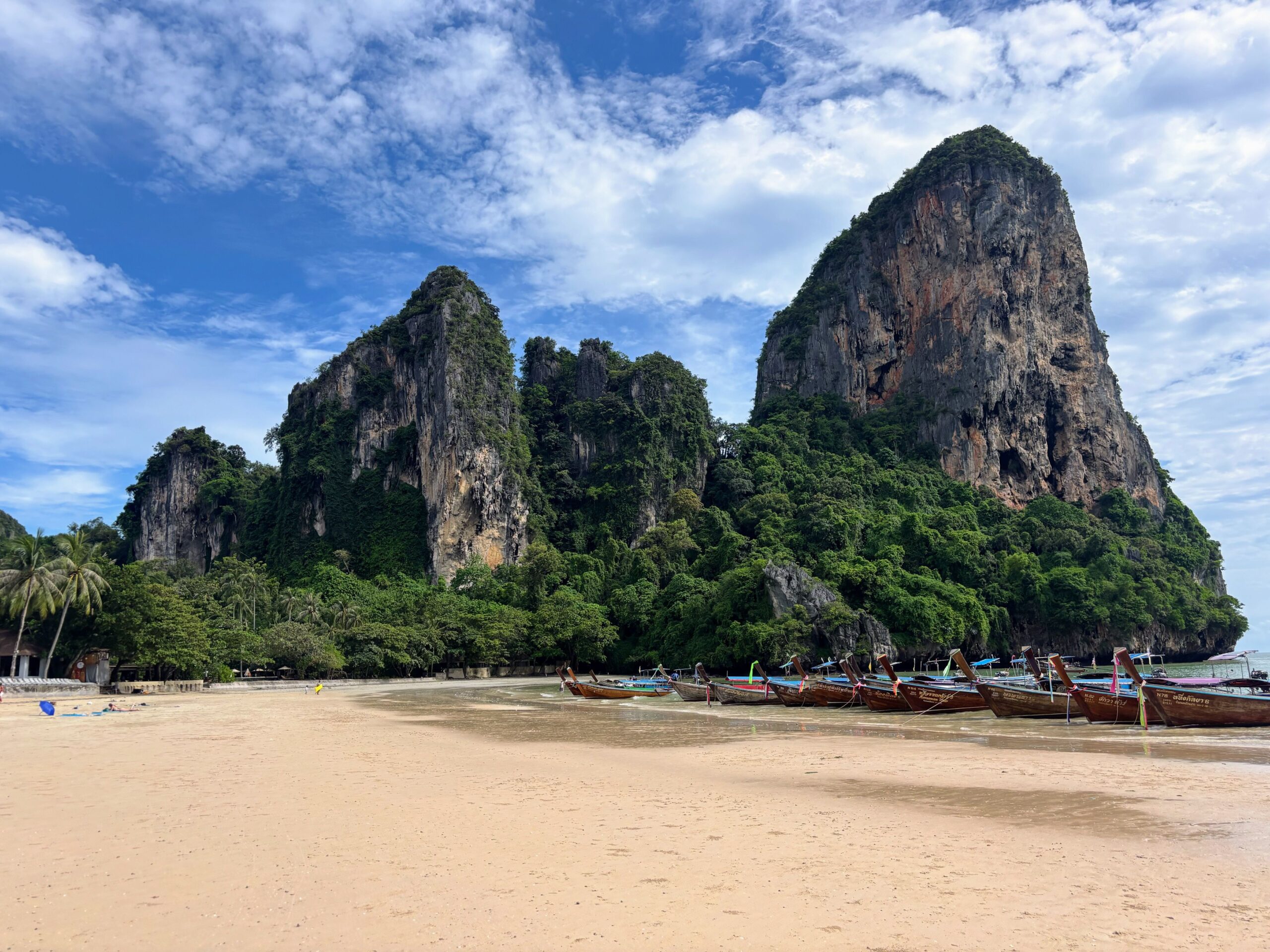 Barcas longtail frente a los acantilados de Railay Beach en Krabi