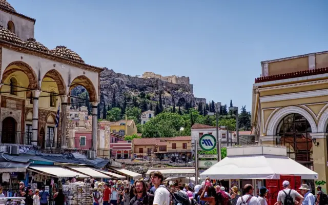Mercadillo bullicioso en Atenas cerca de la Acropolis