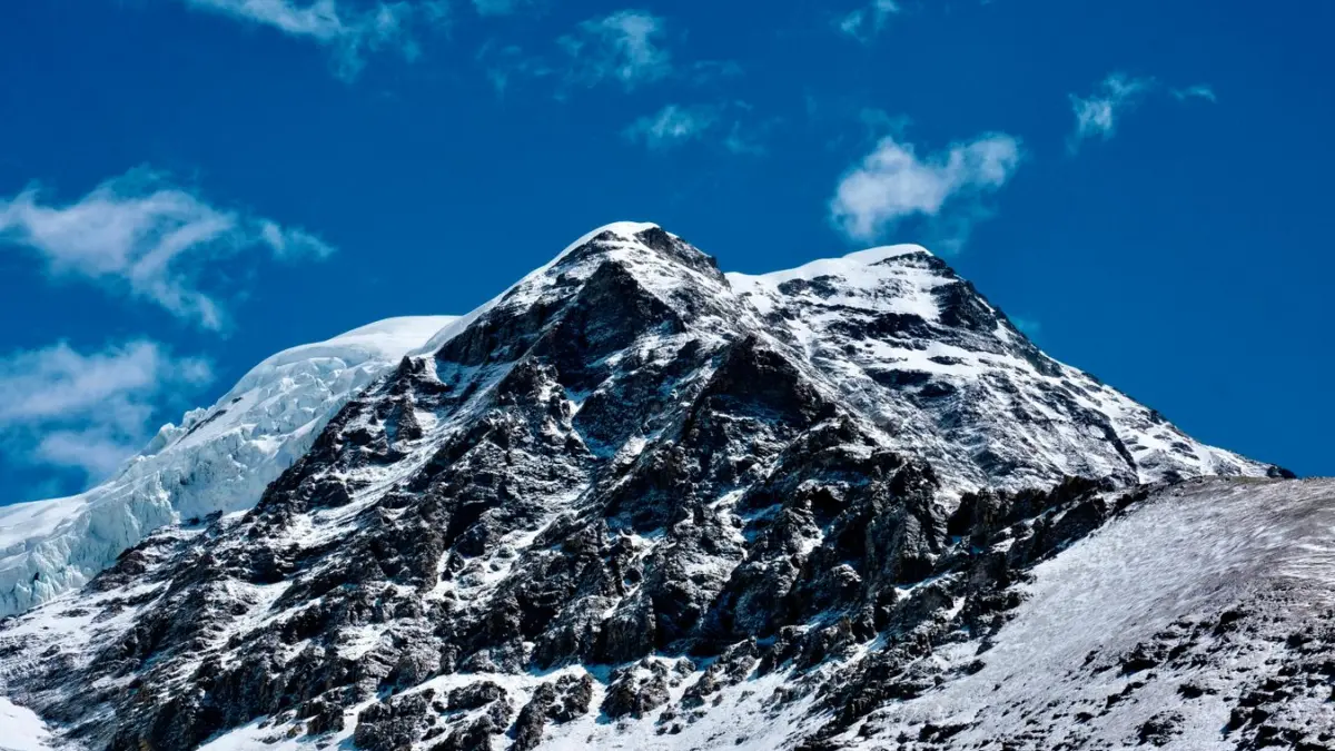 Picos nevados de la meseta tibetana vistos bajo un cielo azul intenso