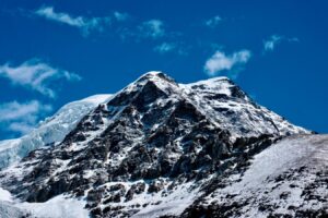 Picos nevados de la meseta tibetana vistos bajo un cielo azul intenso