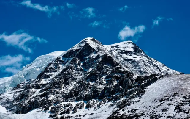 Picos nevados de la meseta tibetana vistos bajo un cielo azul intenso