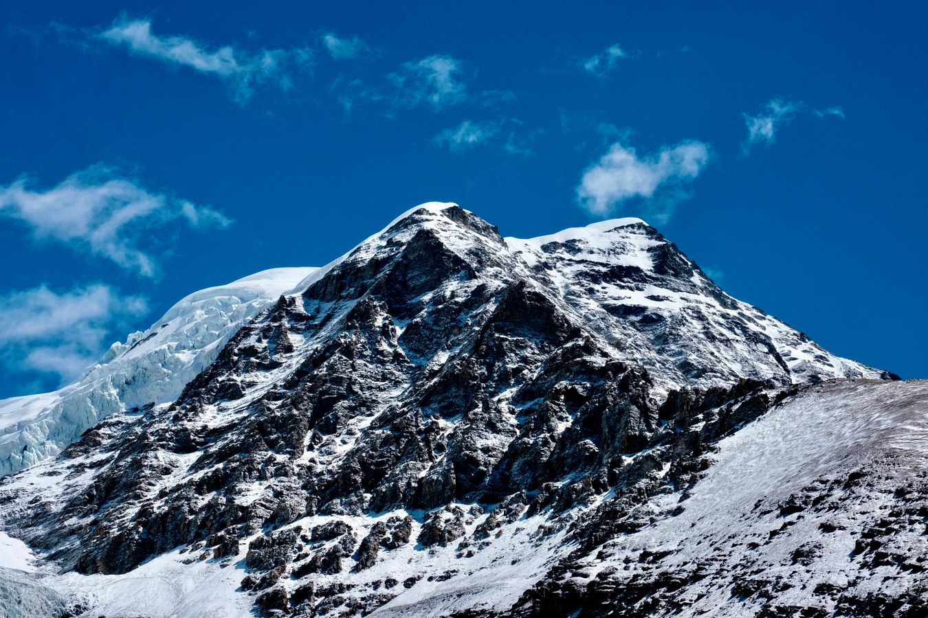 Picos nevados de la meseta tibetana vistos bajo un cielo azul intenso